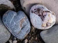 Zwei herzförmige Steine mit verschiedenen Strukturen und Farben